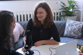Zwei Frauen sitzen vor Mikrofon 