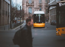 Straße in Berlin mit einer Person, die durchs Bild läuft 